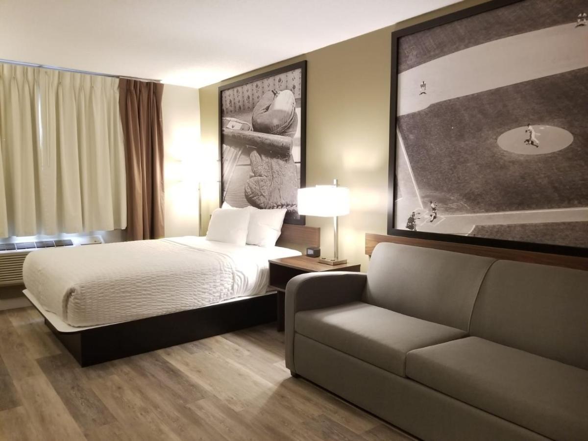 Super 8 By Wyndham Winnipeg West المظهر الخارجي الصورة