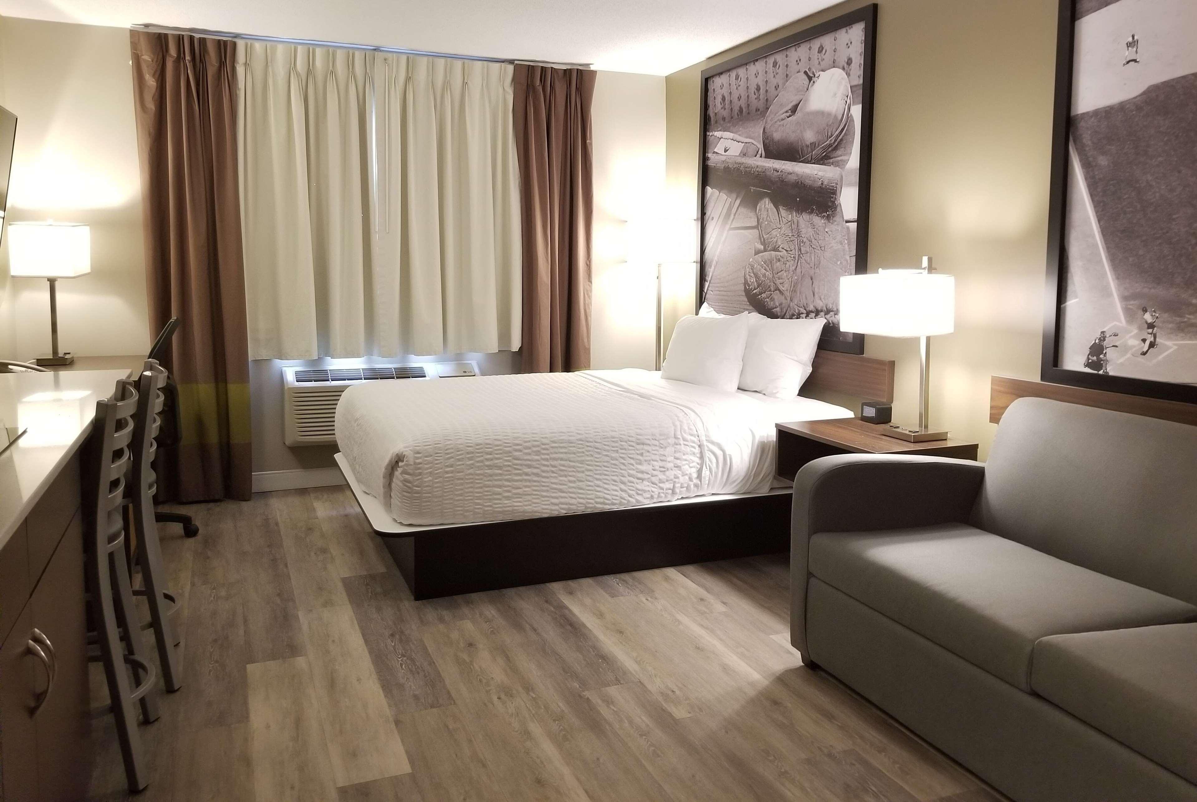 Super 8 By Wyndham Winnipeg West المظهر الخارجي الصورة