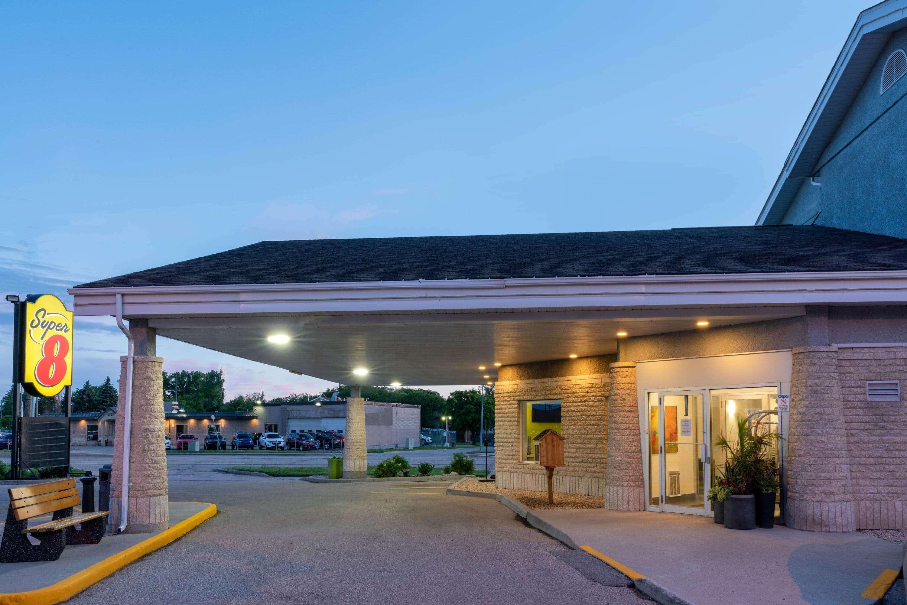 Super 8 By Wyndham Winnipeg West المظهر الخارجي الصورة