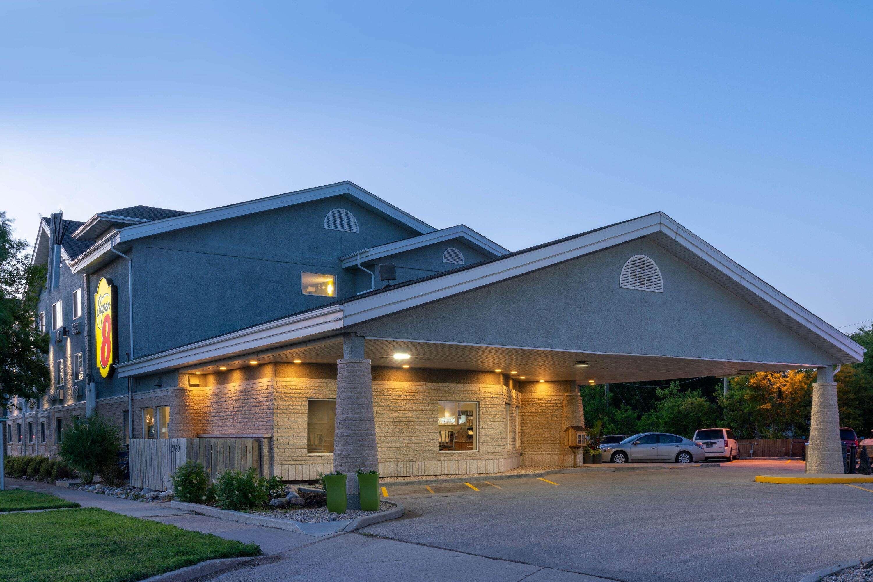 Super 8 By Wyndham Winnipeg West المظهر الخارجي الصورة