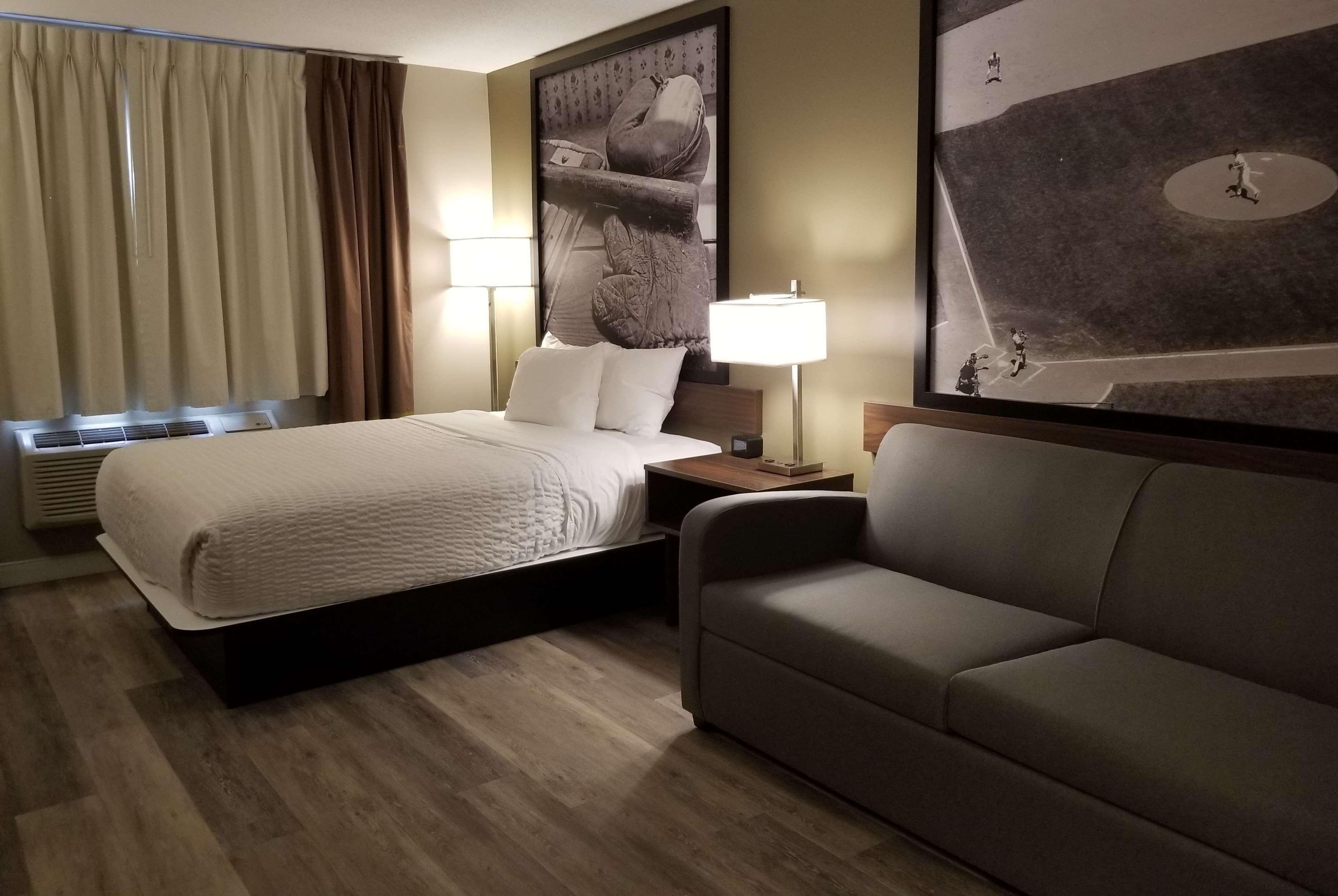 Super 8 By Wyndham Winnipeg West المظهر الخارجي الصورة