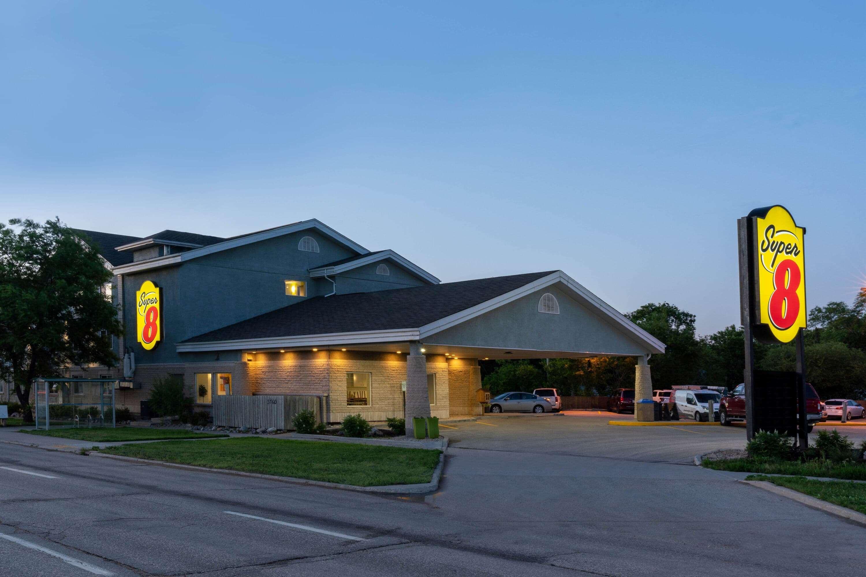 Super 8 By Wyndham Winnipeg West المظهر الخارجي الصورة